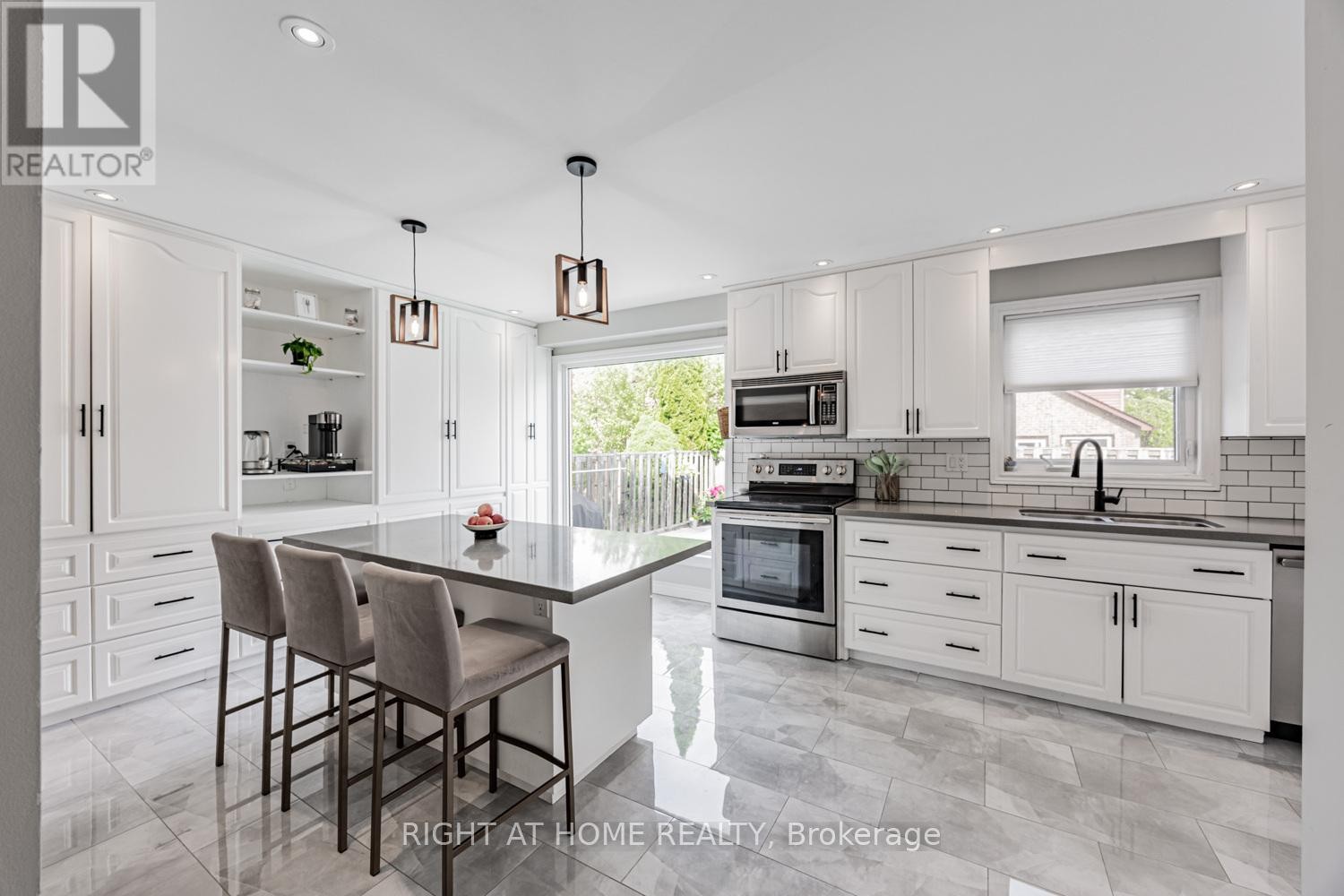 












34 BEAUMONT DRIVE

,
Ajax (Central West),




Ontario
L1T1P8

