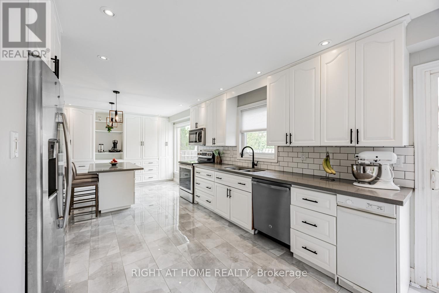 












34 BEAUMONT DRIVE

,
Ajax (Central West),




Ontario
L1T1P8

