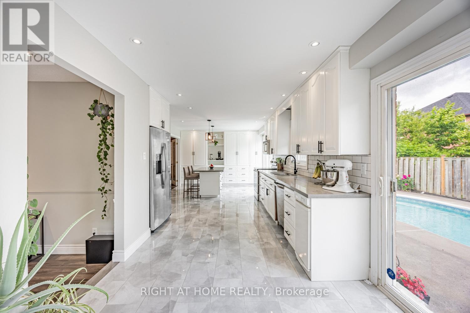 












34 BEAUMONT DRIVE

,
Ajax (Central West),




Ontario
L1T1P8

