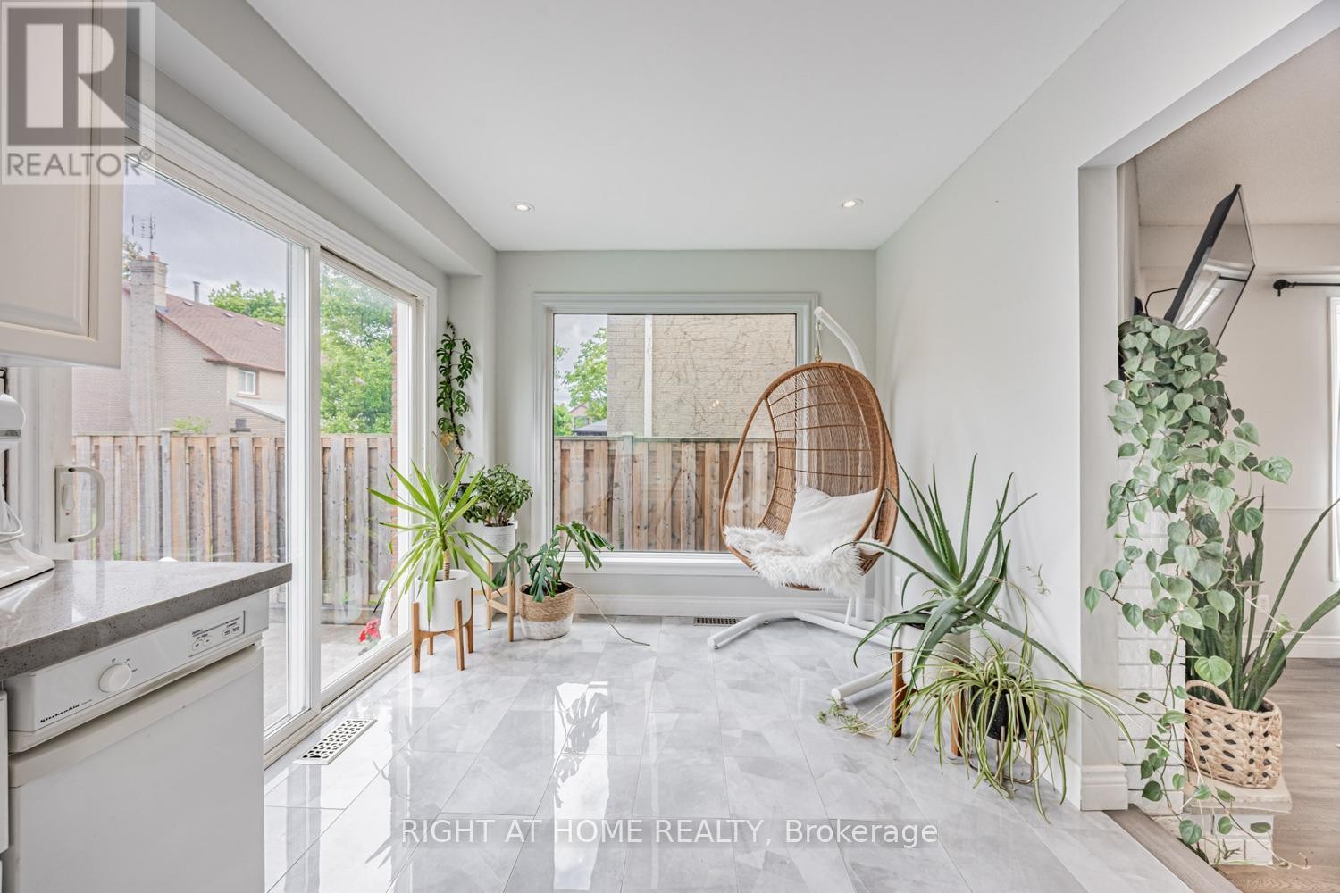 












34 BEAUMONT DRIVE

,
Ajax (Central West),




Ontario
L1T1P8

