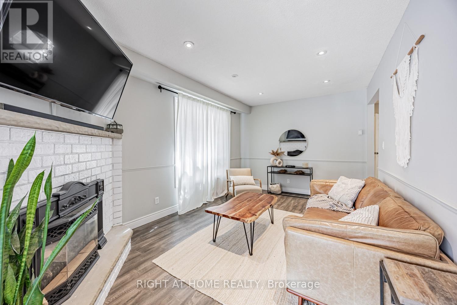 












34 BEAUMONT DRIVE

,
Ajax (Central West),




Ontario
L1T1P8

