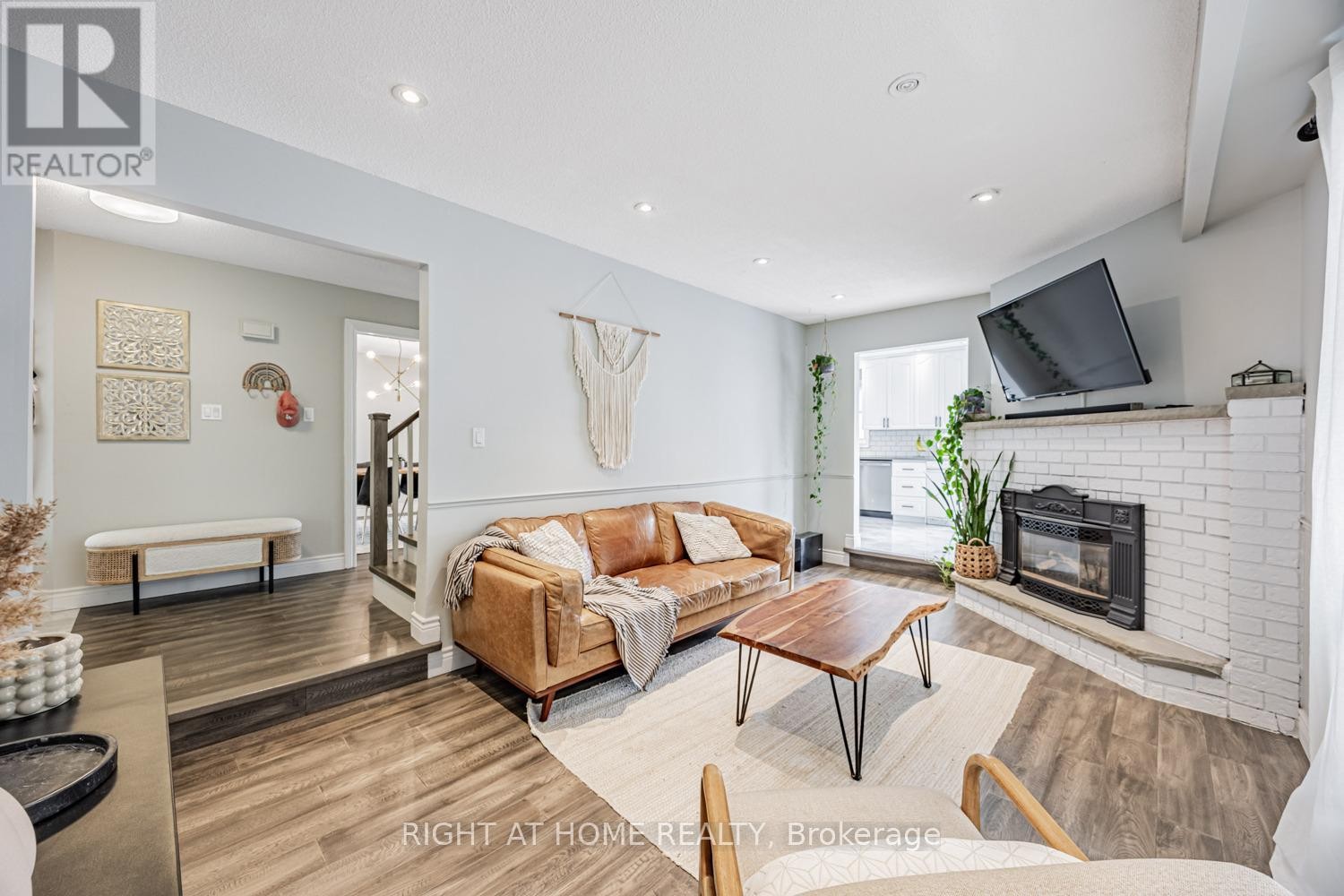 












34 BEAUMONT DRIVE

,
Ajax (Central West),




Ontario
L1T1P8

