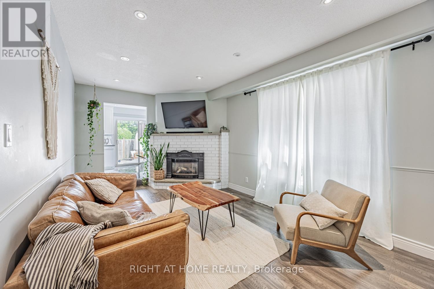 












34 BEAUMONT DRIVE

,
Ajax (Central West),




Ontario
L1T1P8

