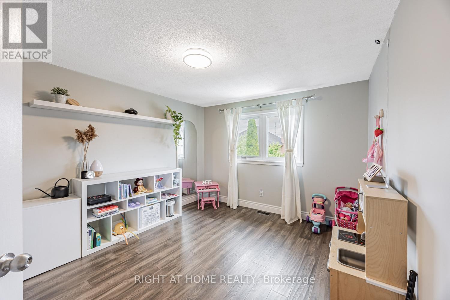 












34 BEAUMONT DRIVE

,
Ajax (Central West),




Ontario
L1T1P8

