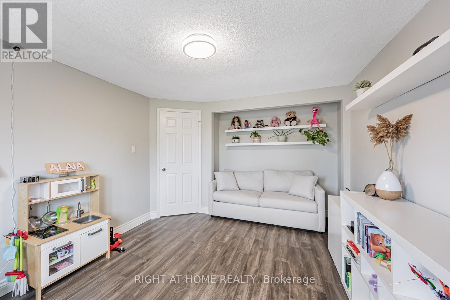 












34 BEAUMONT DRIVE

,
Ajax (Central West),




Ontario
L1T1P8

