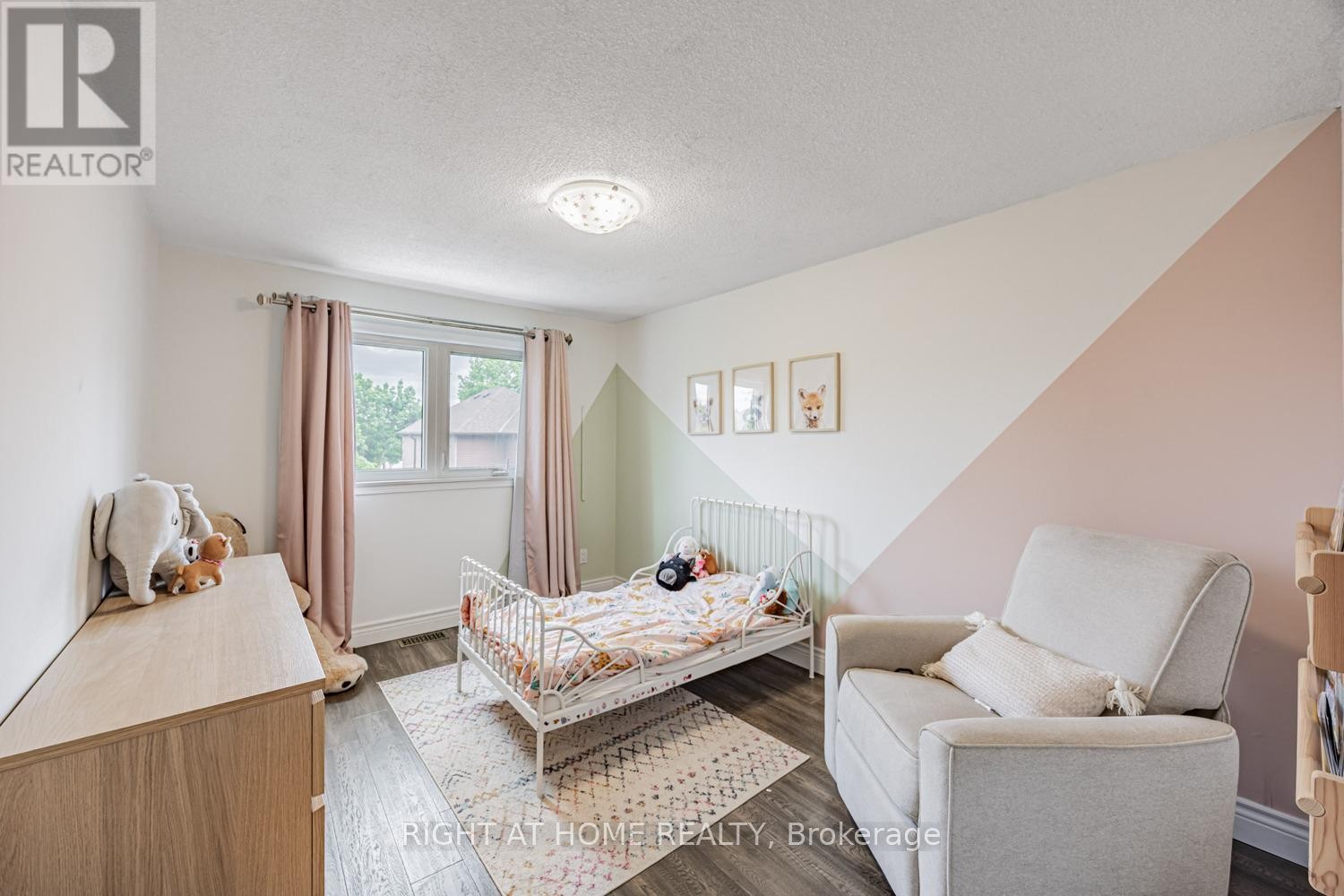












34 BEAUMONT DRIVE

,
Ajax (Central West),




Ontario
L1T1P8

