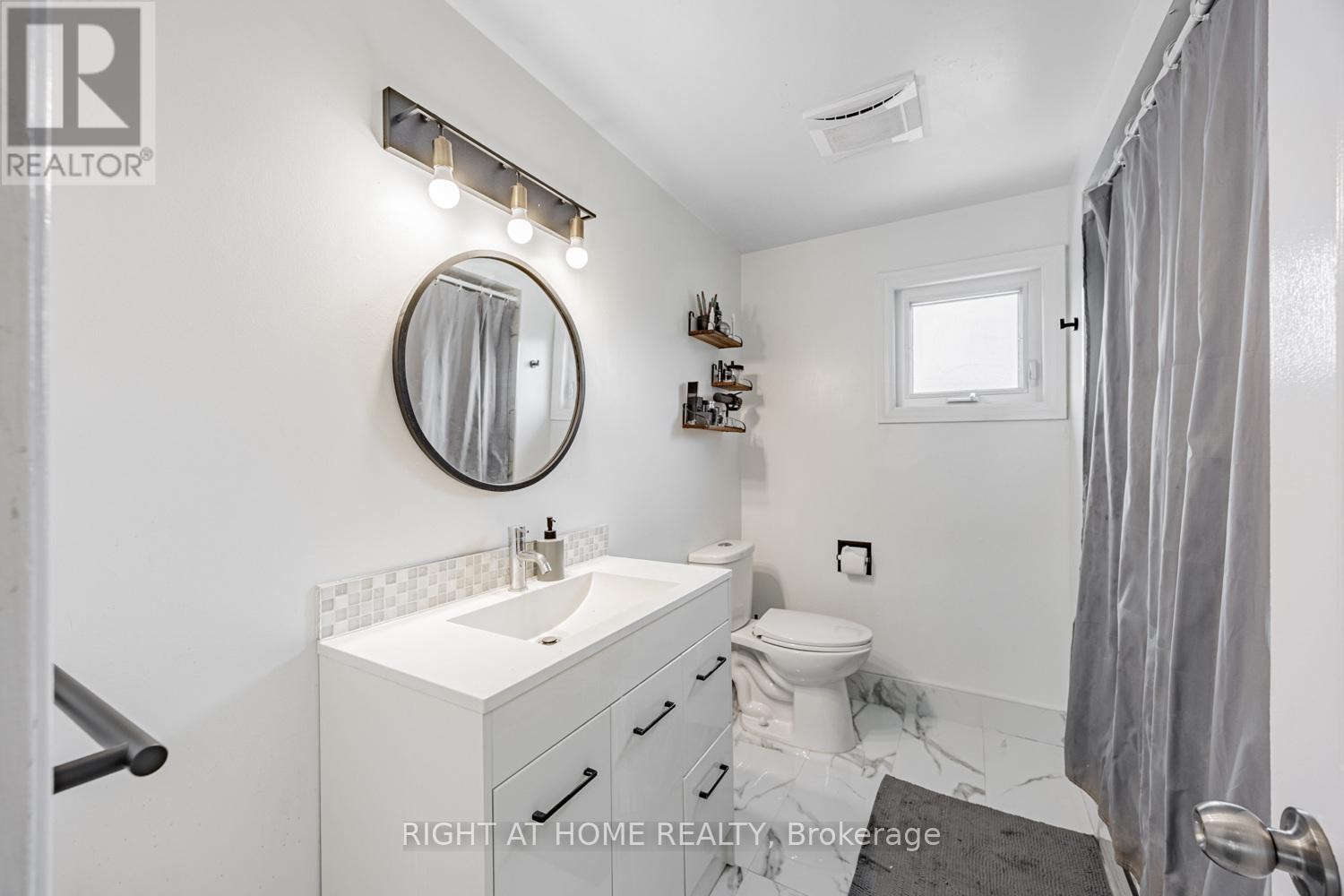 












34 BEAUMONT DRIVE

,
Ajax (Central West),




Ontario
L1T1P8

