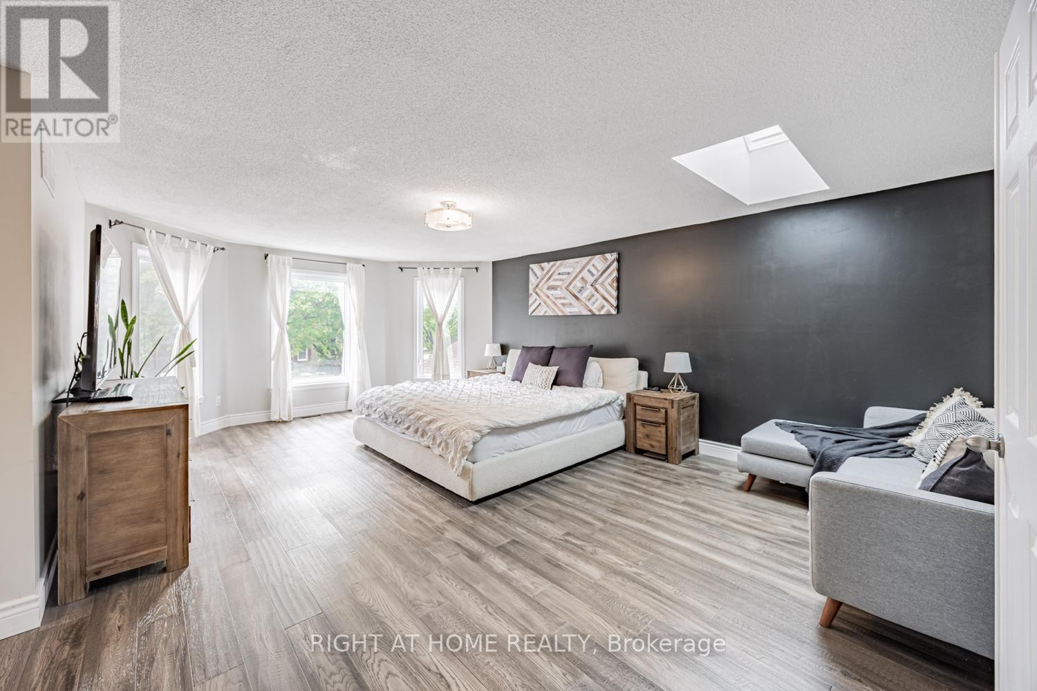 












34 BEAUMONT DRIVE

,
Ajax (Central West),




Ontario
L1T1P8

