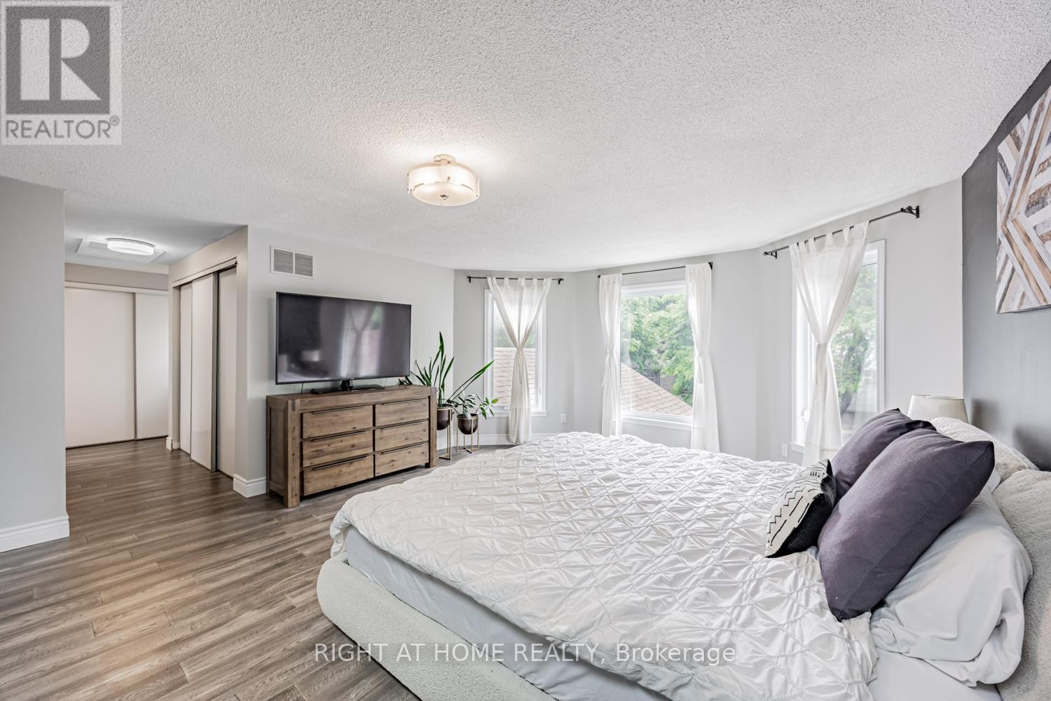 












34 BEAUMONT DRIVE

,
Ajax (Central West),




Ontario
L1T1P8

