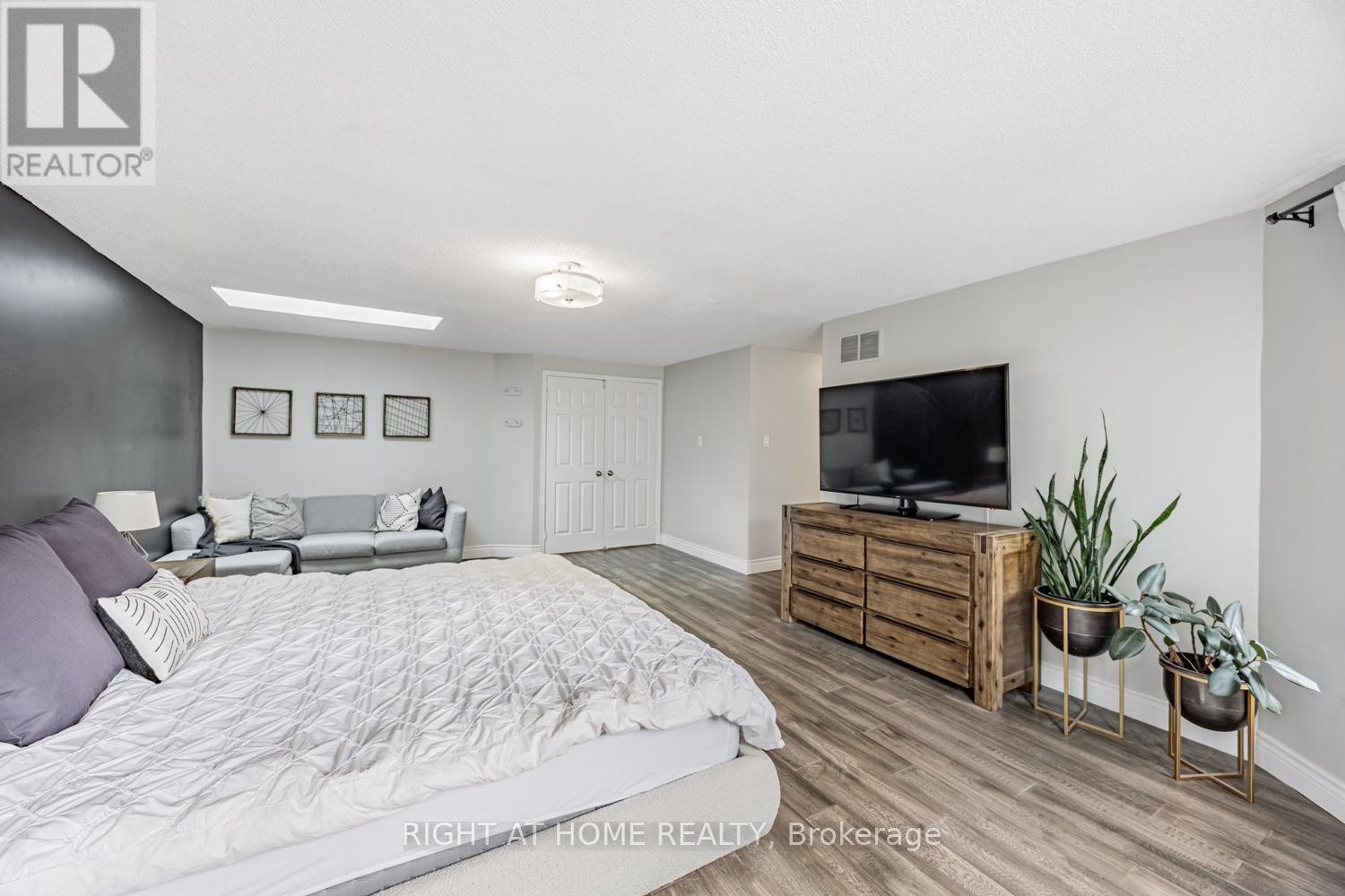 












34 BEAUMONT DRIVE

,
Ajax (Central West),




Ontario
L1T1P8

