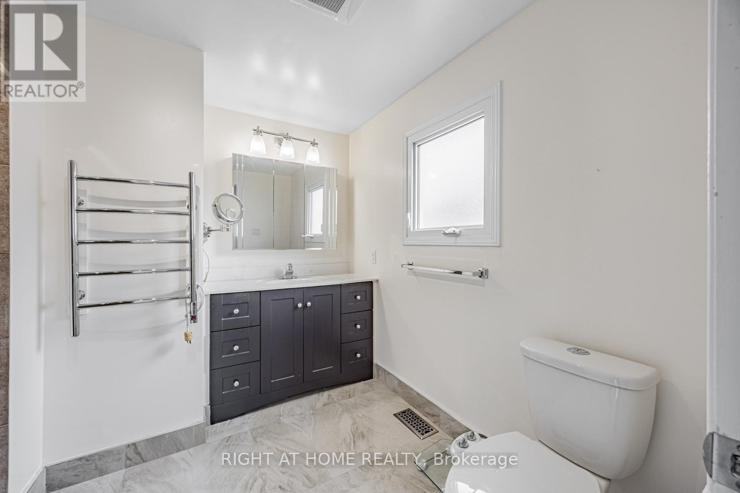 












34 BEAUMONT DRIVE

,
Ajax (Central West),




Ontario
L1T1P8

