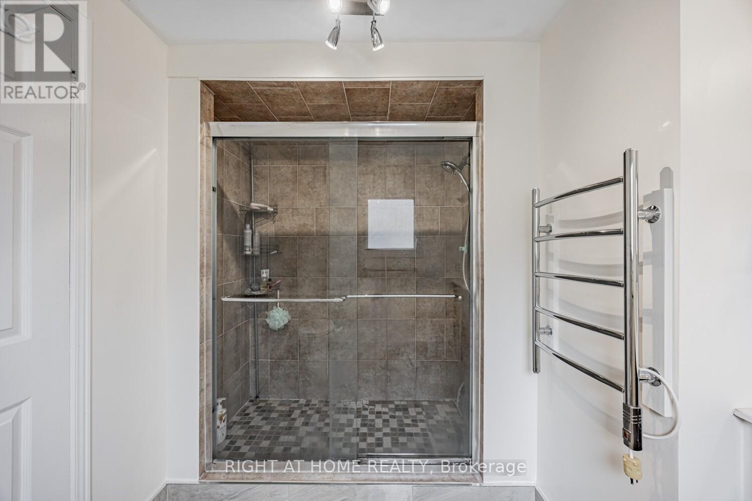 












34 BEAUMONT DRIVE

,
Ajax (Central West),




Ontario
L1T1P8

