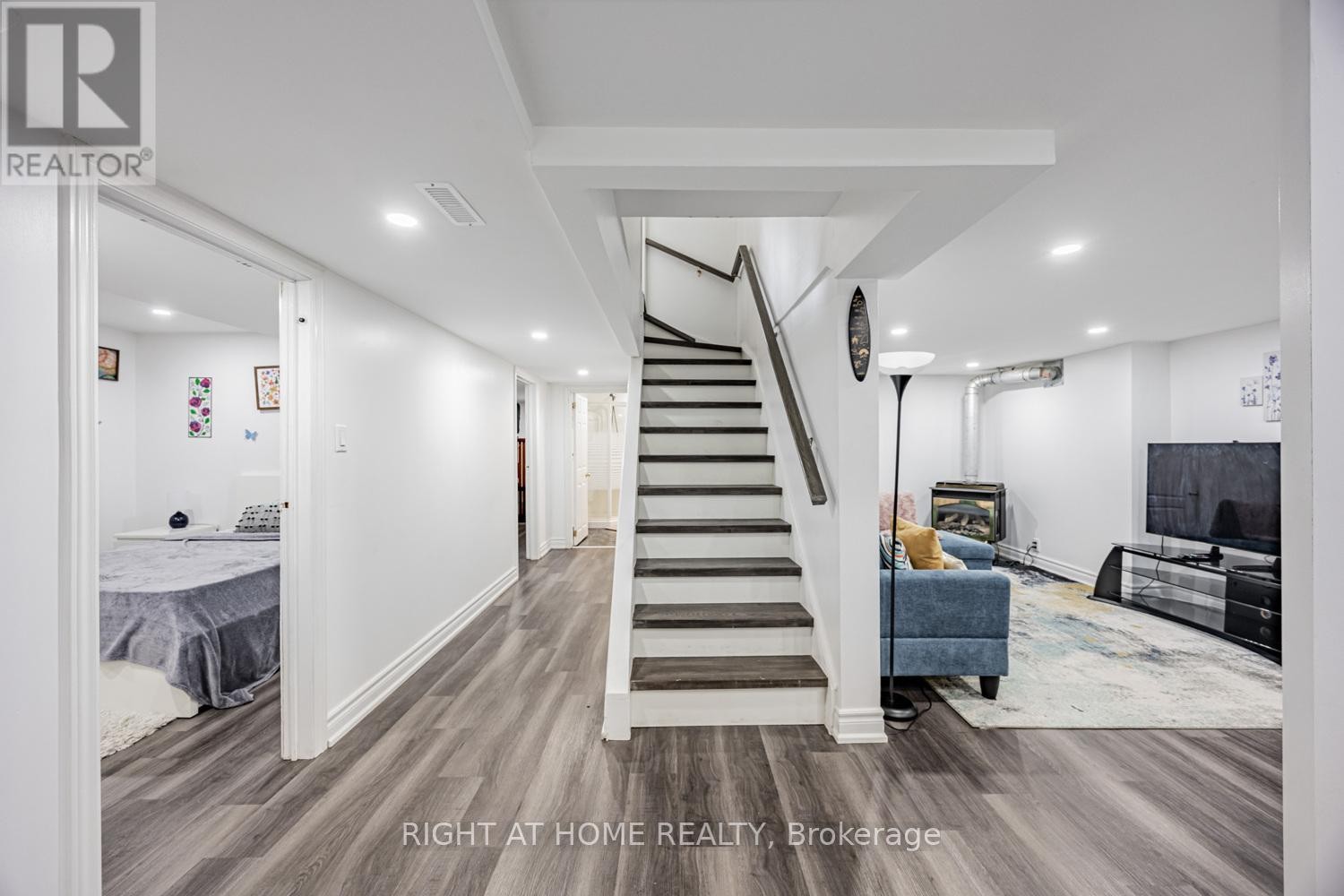 












34 BEAUMONT DRIVE

,
Ajax (Central West),




Ontario
L1T1P8

