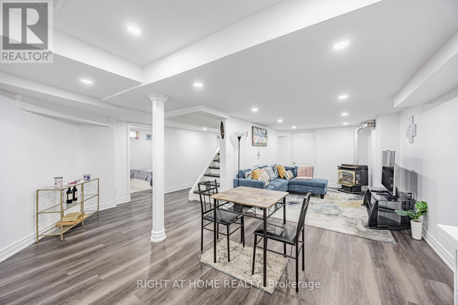 












34 BEAUMONT DRIVE

,
Ajax (Central West),




Ontario
L1T1P8

