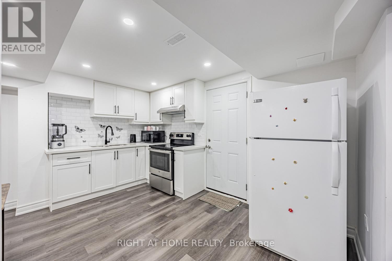 












34 BEAUMONT DRIVE

,
Ajax (Central West),




Ontario
L1T1P8

