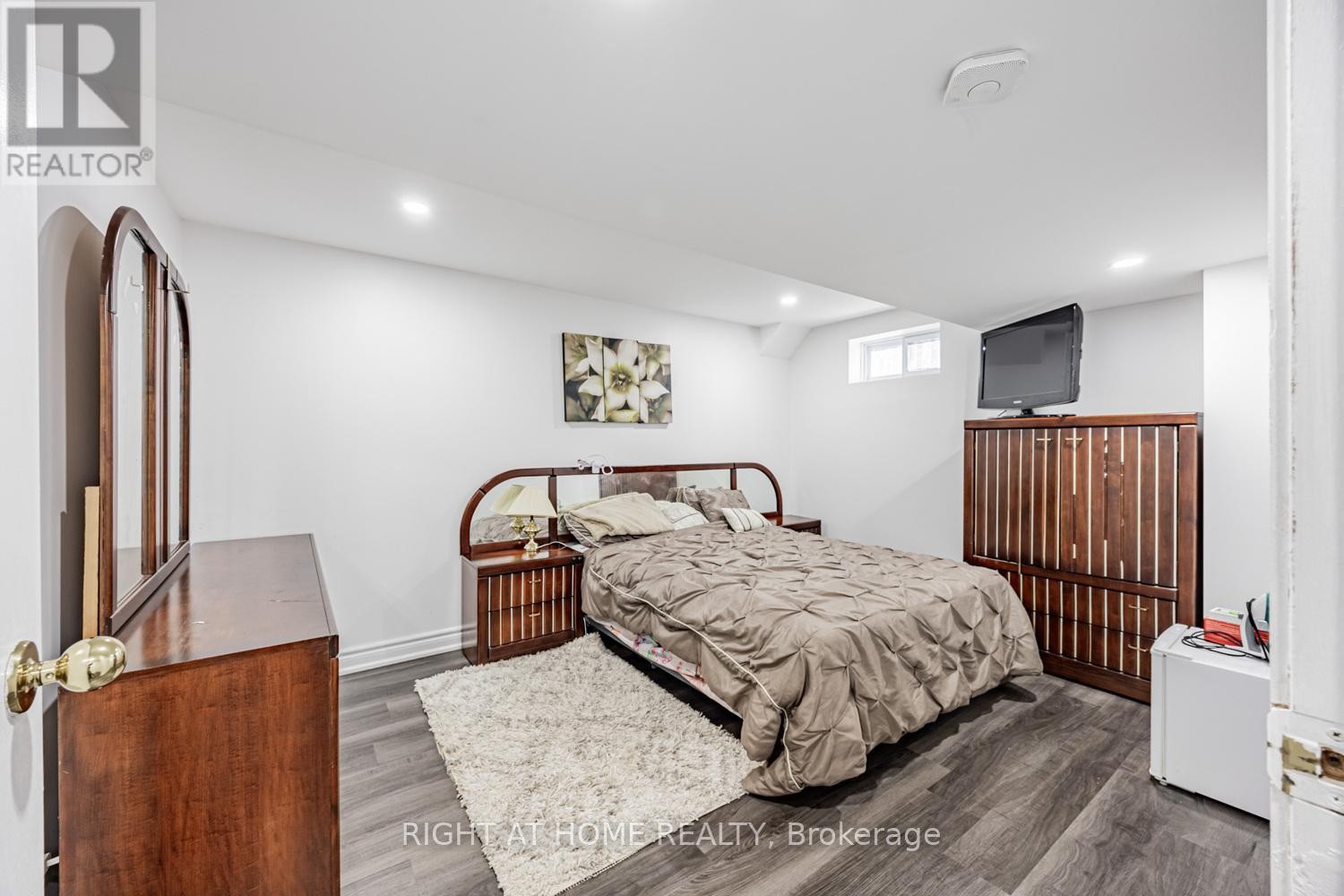 












34 BEAUMONT DRIVE

,
Ajax (Central West),




Ontario
L1T1P8

