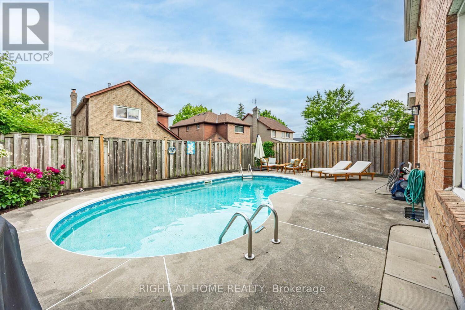 












34 BEAUMONT DRIVE

,
Ajax (Central West),




Ontario
L1T1P8

