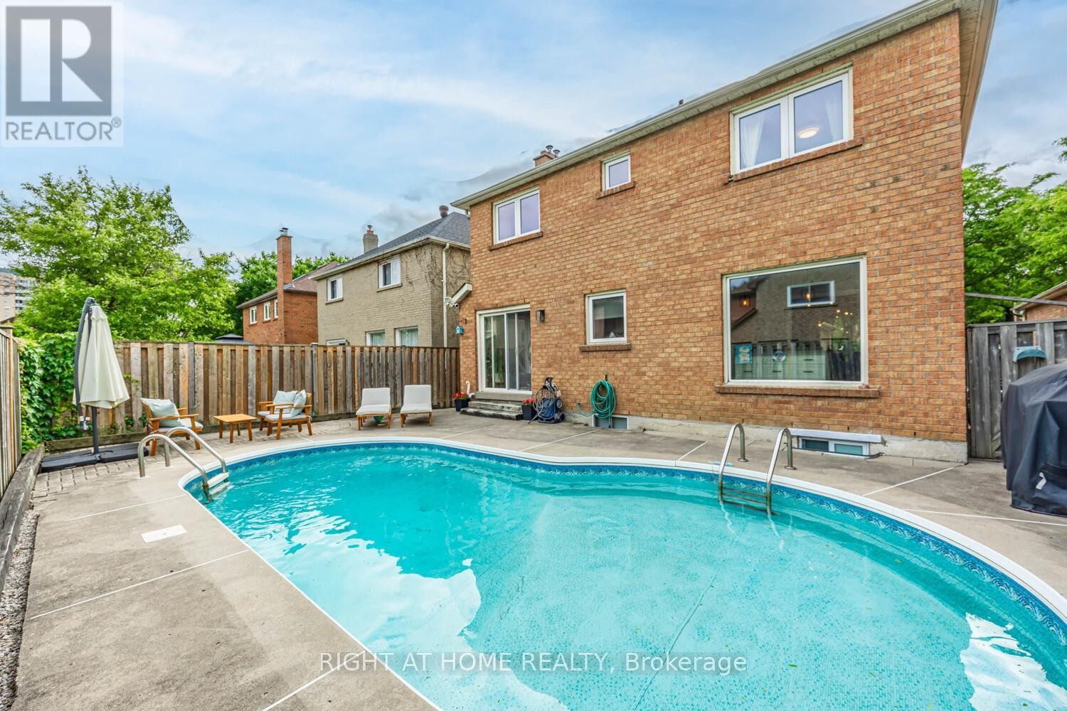 












34 BEAUMONT DRIVE

,
Ajax (Central West),




Ontario
L1T1P8


