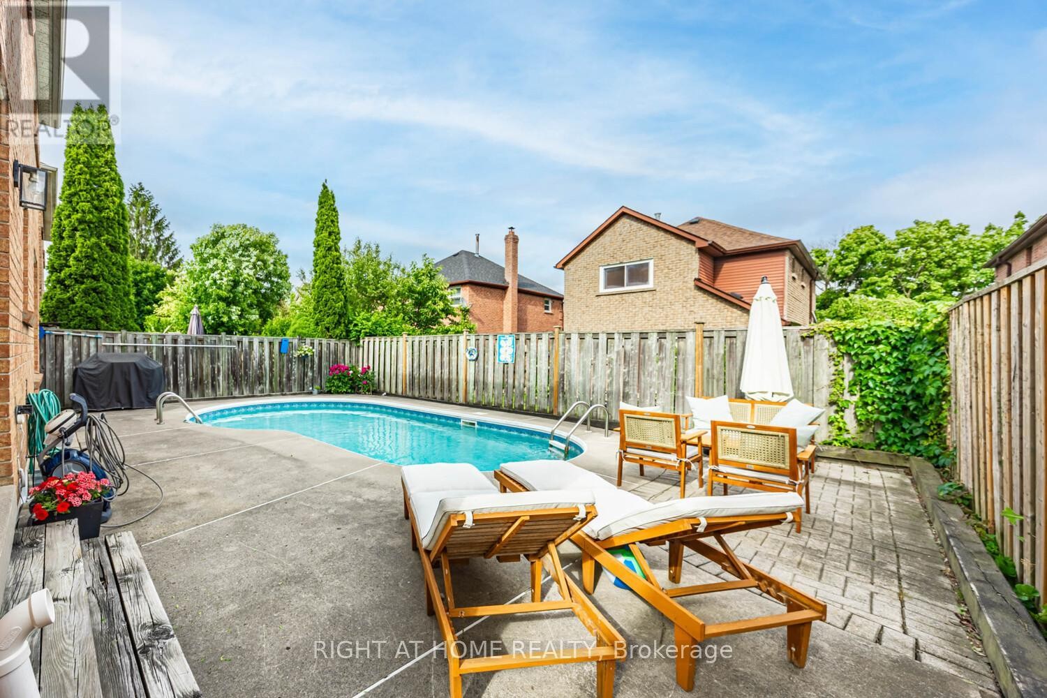 












34 BEAUMONT DRIVE

,
Ajax (Central West),




Ontario
L1T1P8

