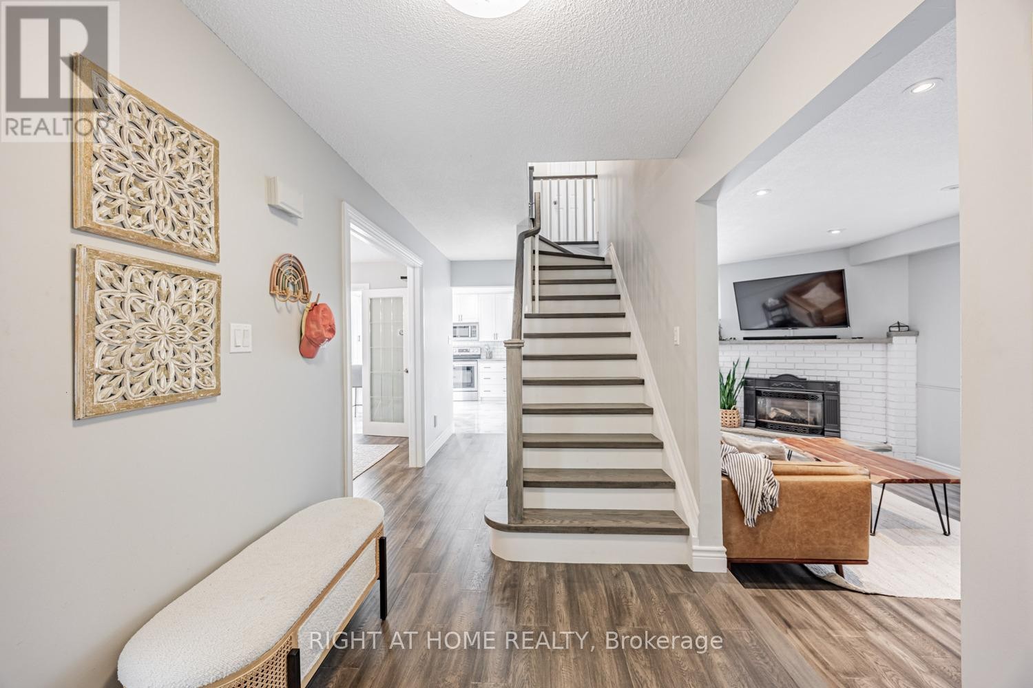 












34 BEAUMONT DRIVE

,
Ajax (Central West),




Ontario
L1T1P8

