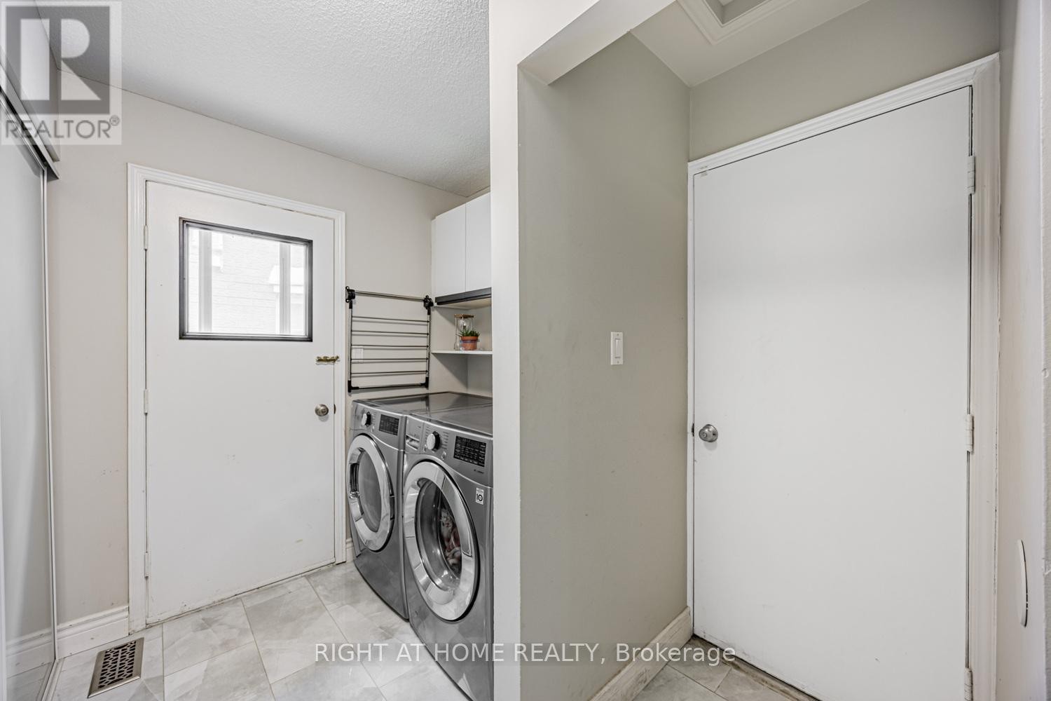 












34 BEAUMONT DRIVE

,
Ajax (Central West),




Ontario
L1T1P8

