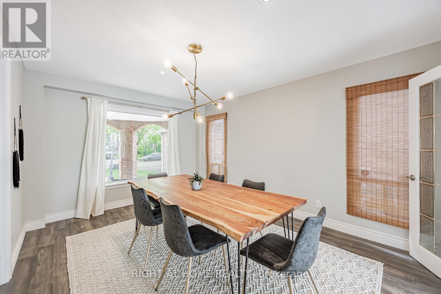 












34 BEAUMONT DRIVE

,
Ajax (Central West),




Ontario
L1T1P8

