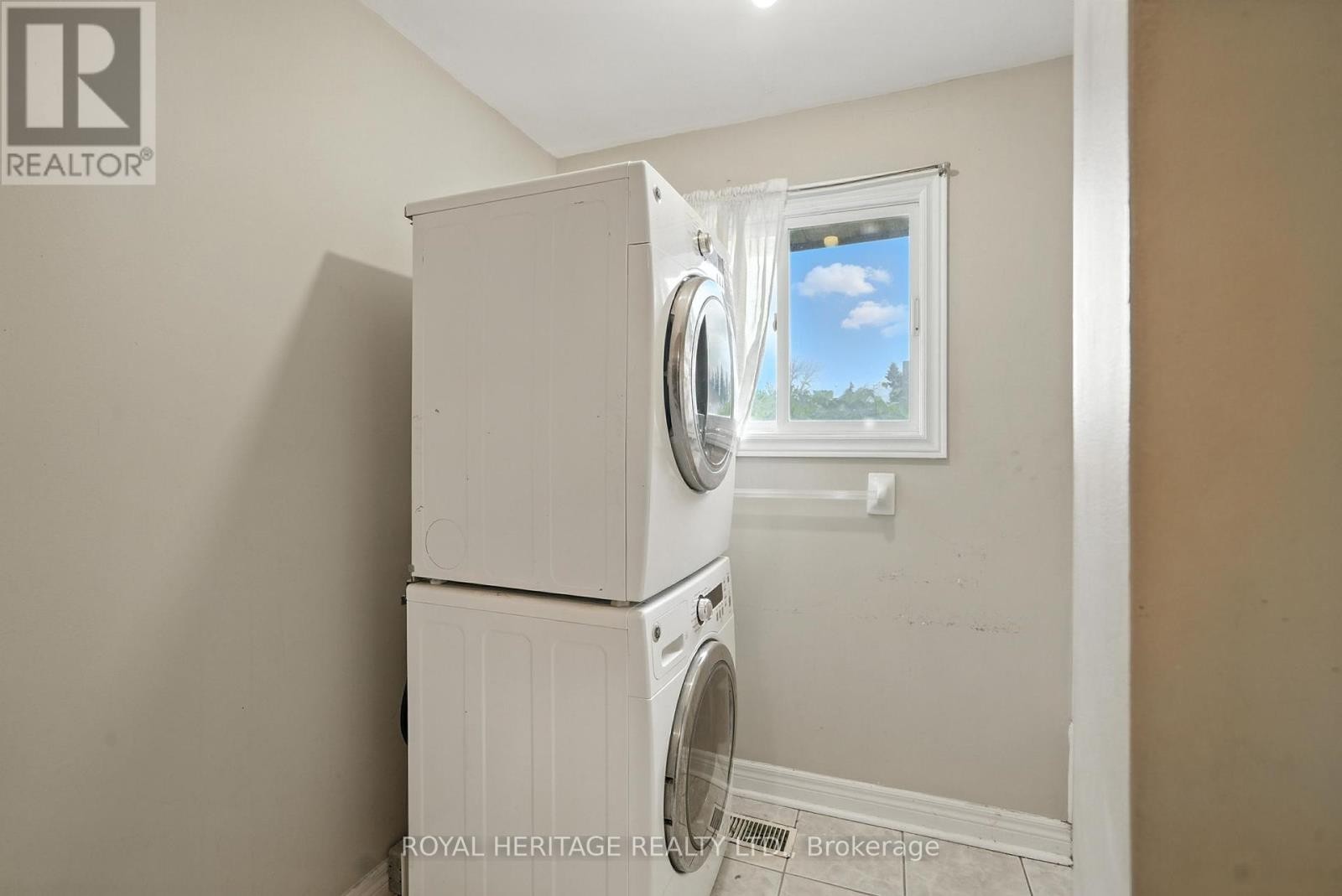 












1595 TAUNTON ROAD

,
Clarington,




Ontario
L0B1J0

