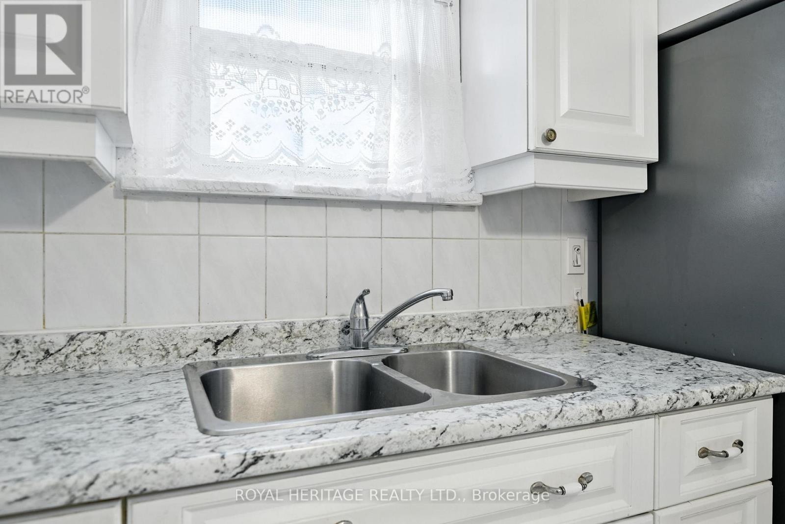 












1595 TAUNTON ROAD

,
Clarington,




Ontario
L0B1J0

