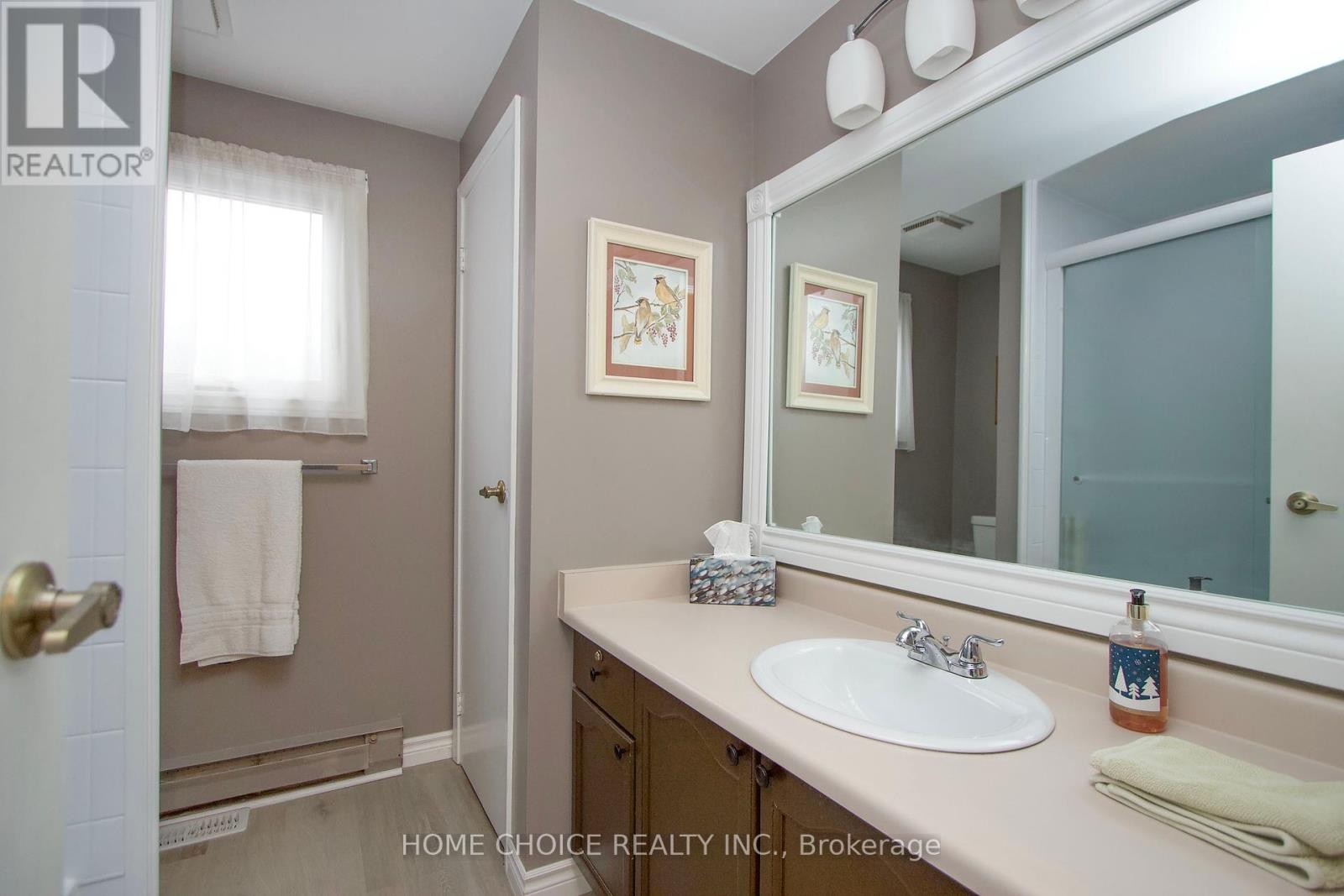 












8 SEVENTH HOLE COURT

,
Clarington (Newcastle),




Ontario
L1B1B5

