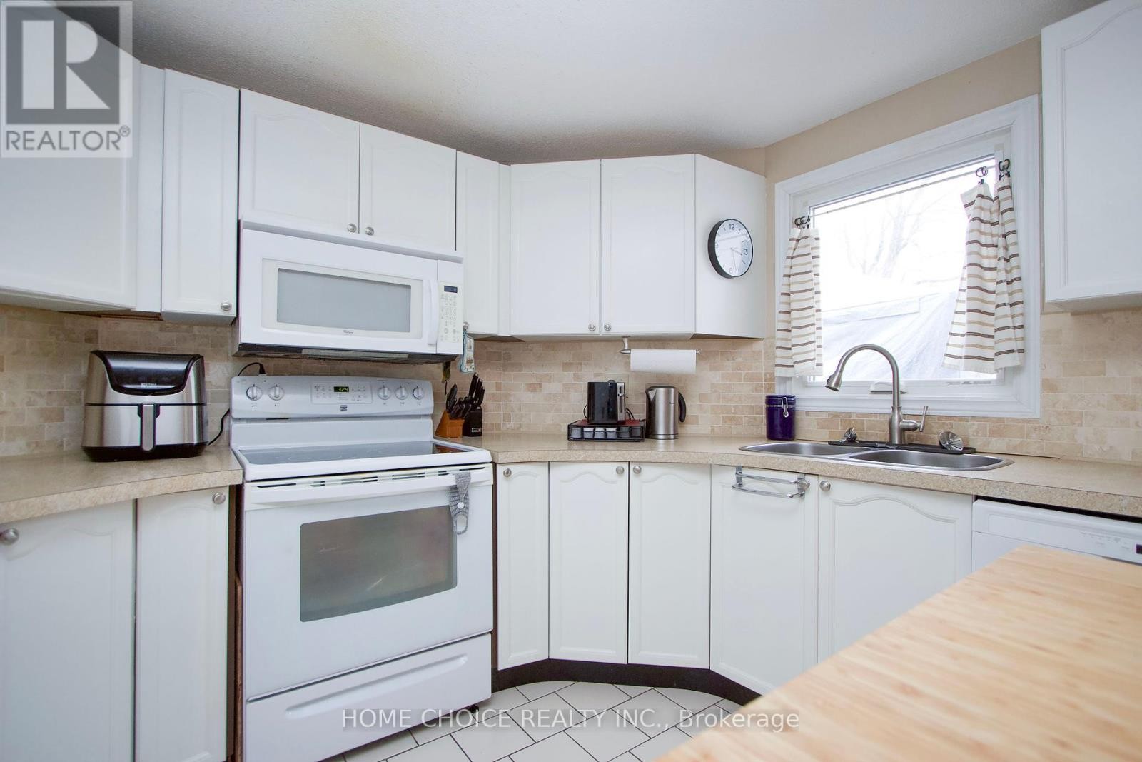 












8 SEVENTH HOLE COURT

,
Clarington (Newcastle),




Ontario
L1B1B5

