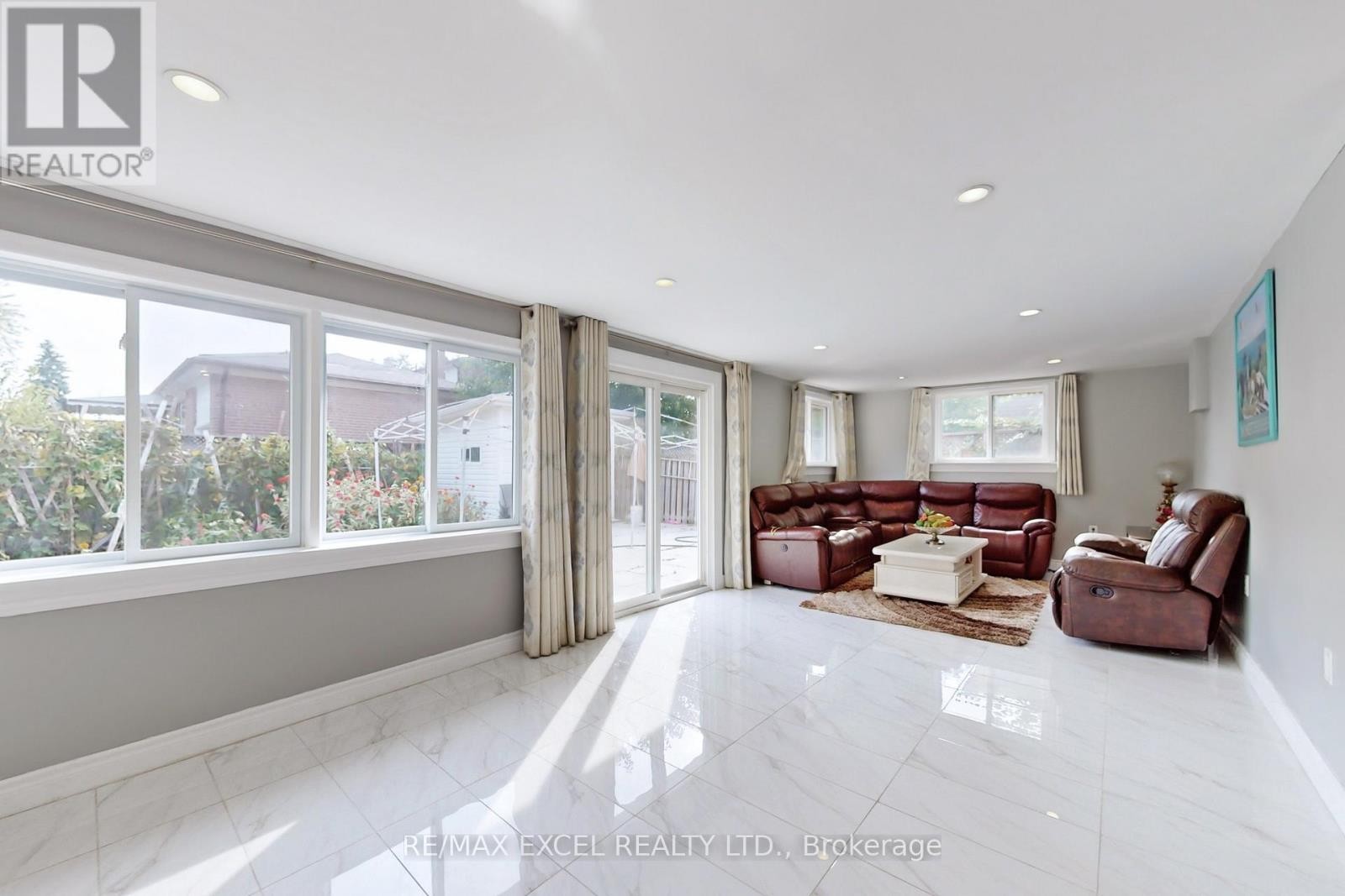












43 SONMORE DRIVE

,
Toronto (Agincourt South-Malvern West),




Ontario
M1S1X3

