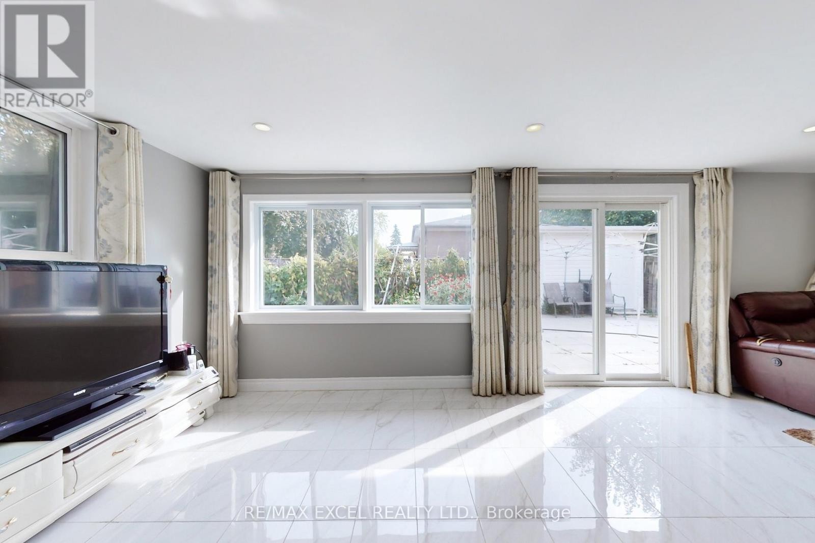 












43 SONMORE DRIVE

,
Toronto (Agincourt South-Malvern West),




Ontario
M1S1X3

