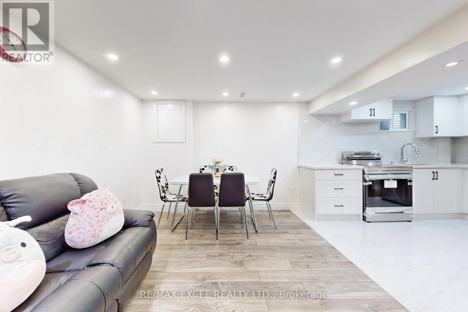 












43 SONMORE DRIVE

,
Toronto (Agincourt South-Malvern West),




Ontario
M1S1X3

