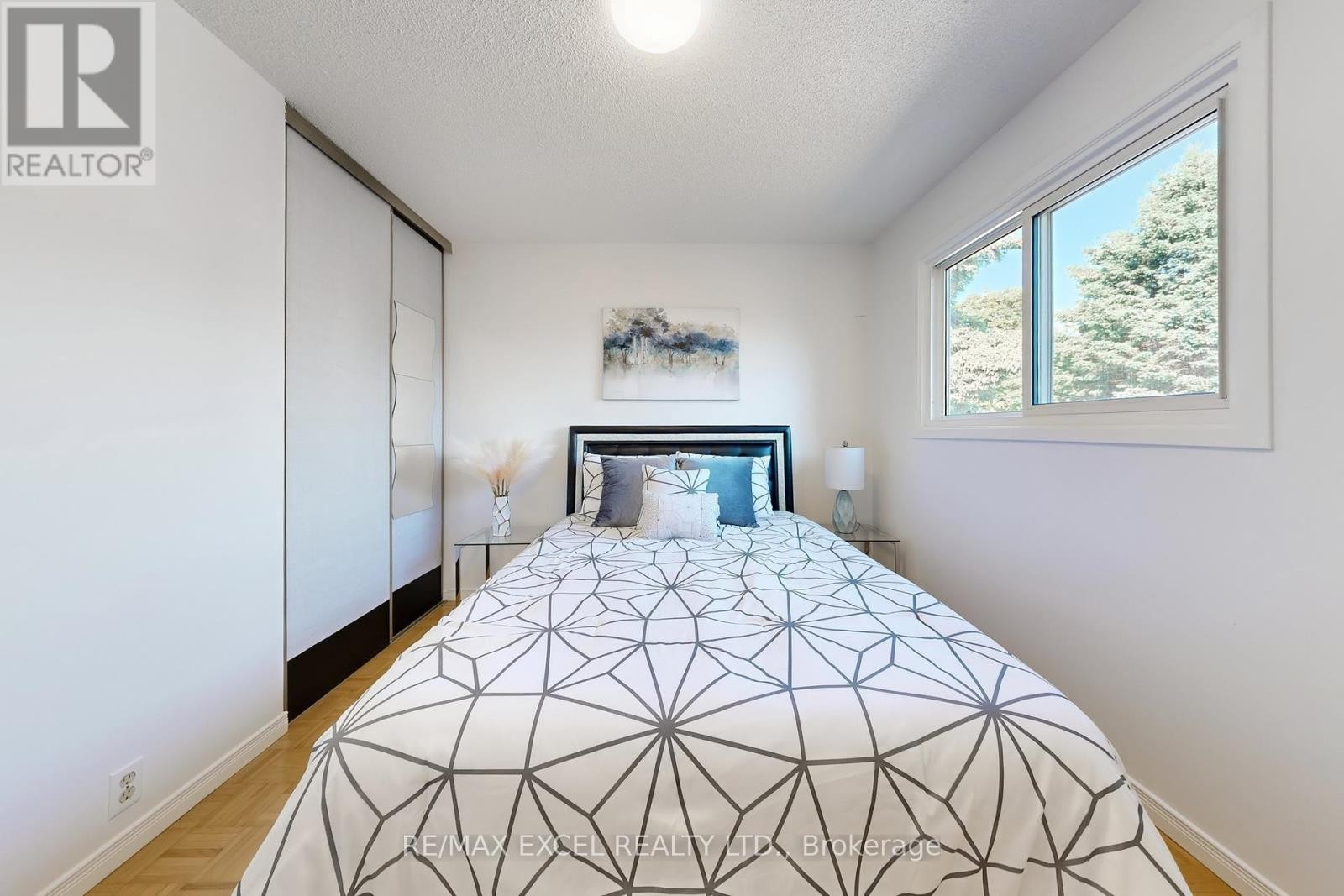 












29 GREEN SPRING DRIVE

,
Toronto (Milliken),




Ontario
M1V2A9

