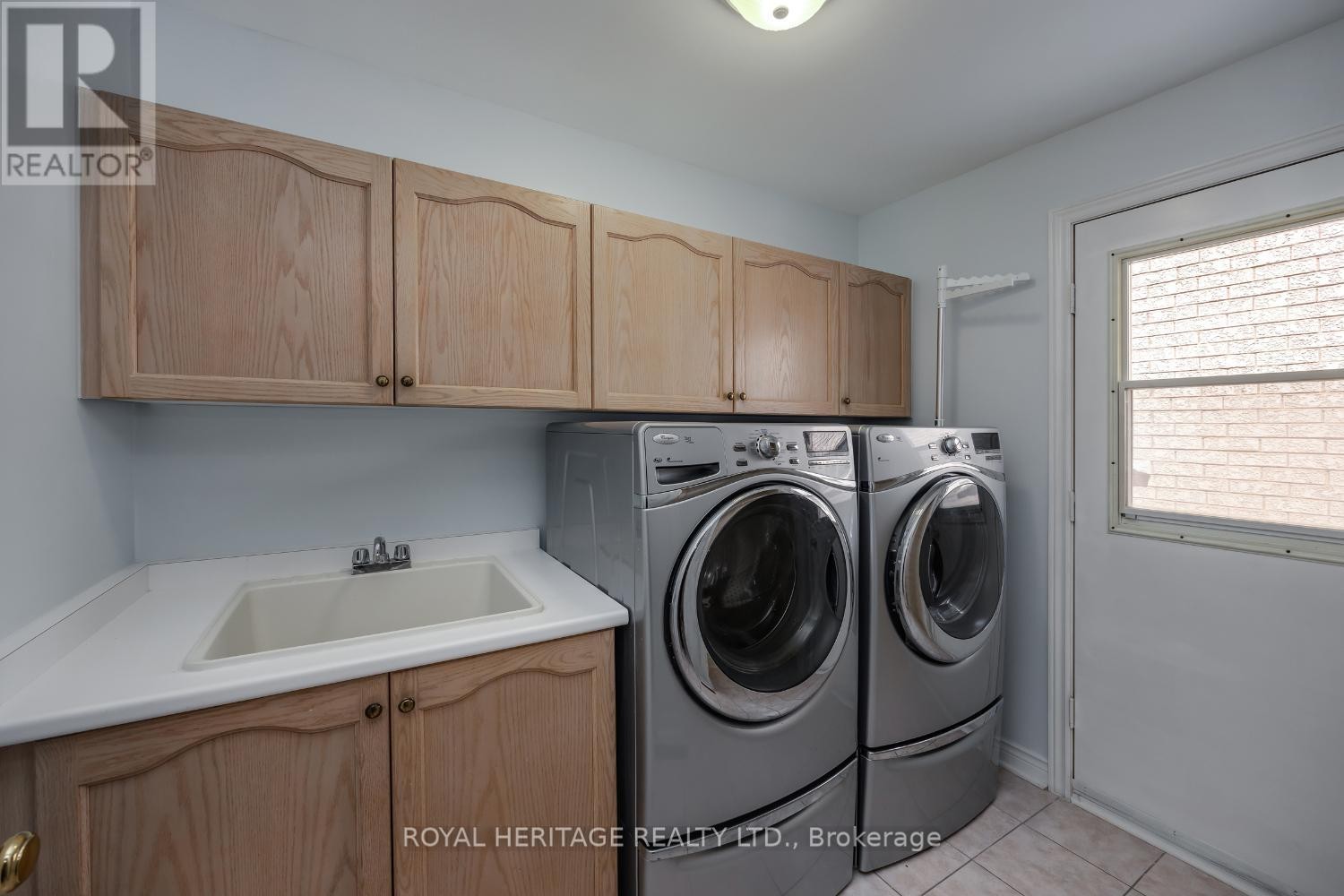 












6 STRICKLAND DRIVE

,
Ajax (Central West),




Ontario
L1T3Y7

