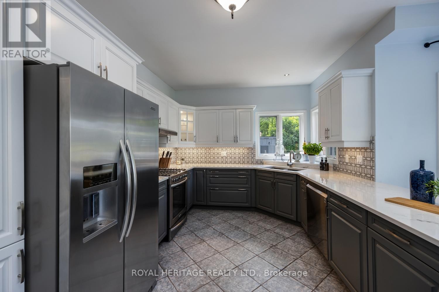 












6 STRICKLAND DRIVE

,
Ajax (Central West),




Ontario
L1T3Y7

