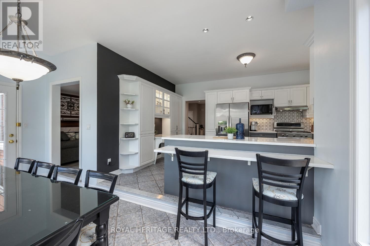 












6 STRICKLAND DRIVE

,
Ajax (Central West),




Ontario
L1T3Y7

