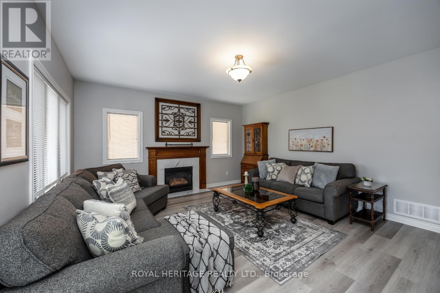












6 STRICKLAND DRIVE

,
Ajax (Central West),




Ontario
L1T3Y7

