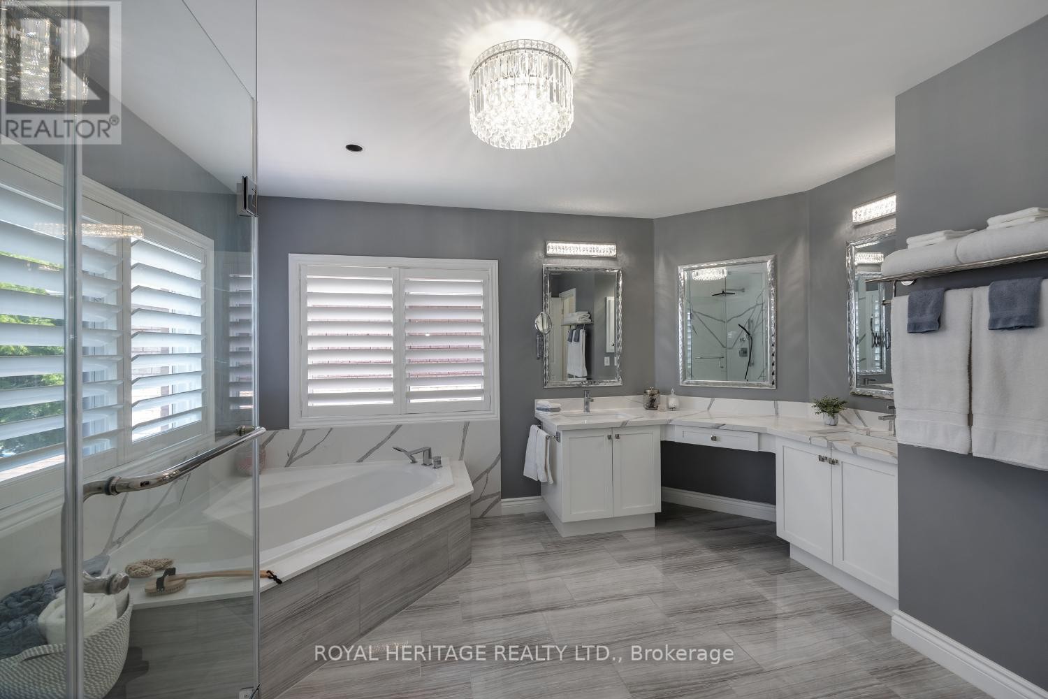 












6 STRICKLAND DRIVE

,
Ajax (Central West),




Ontario
L1T3Y7


