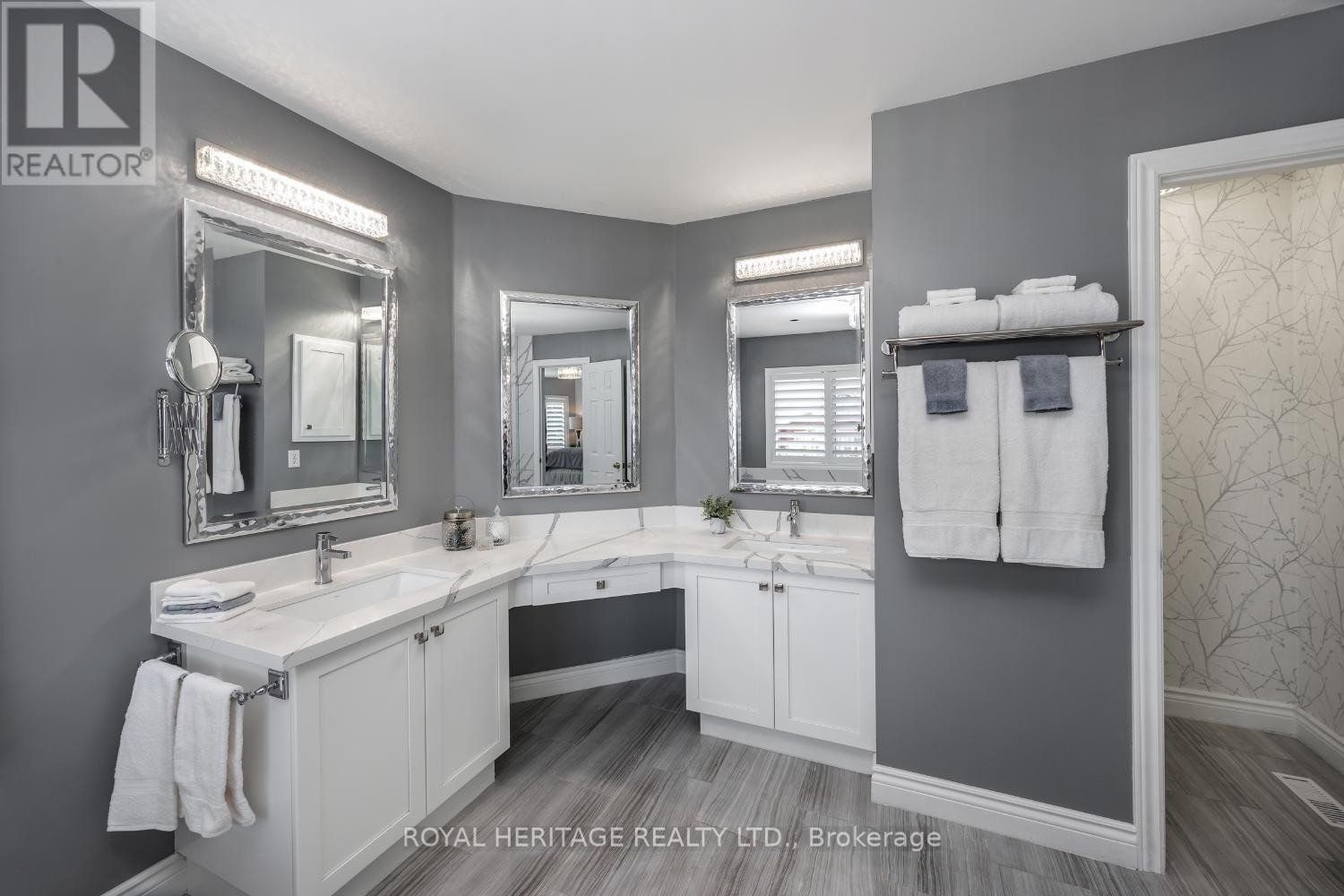 












6 STRICKLAND DRIVE

,
Ajax (Central West),




Ontario
L1T3Y7

