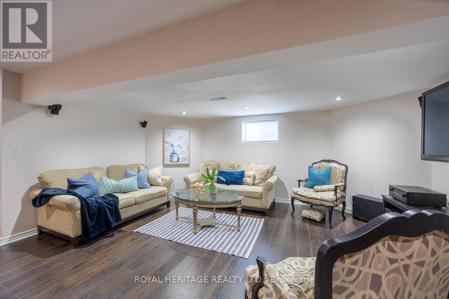 












6 STRICKLAND DRIVE

,
Ajax (Central West),




Ontario
L1T3Y7

