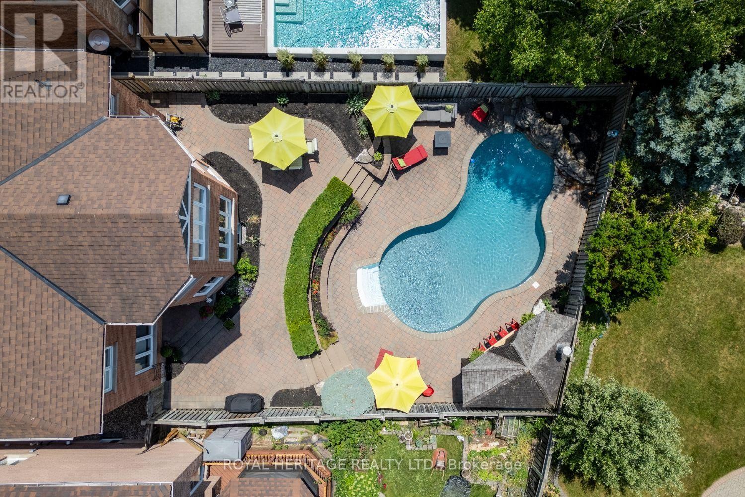 












6 STRICKLAND DRIVE

,
Ajax (Central West),




Ontario
L1T3Y7

