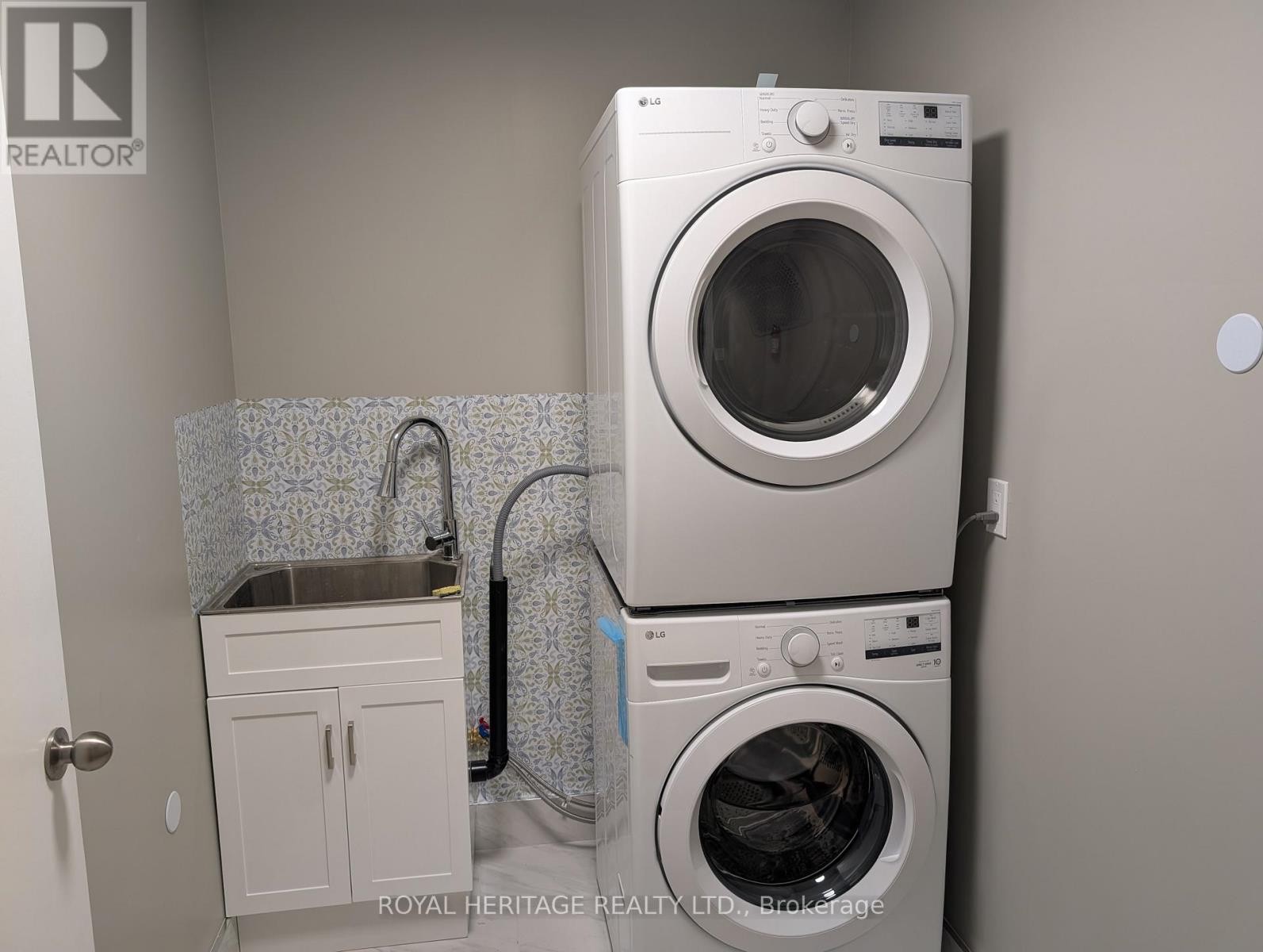 












600 CREEKVIEW CIRCLE

,
Pickering (West Shore),




Ontario
L1W2Z8

