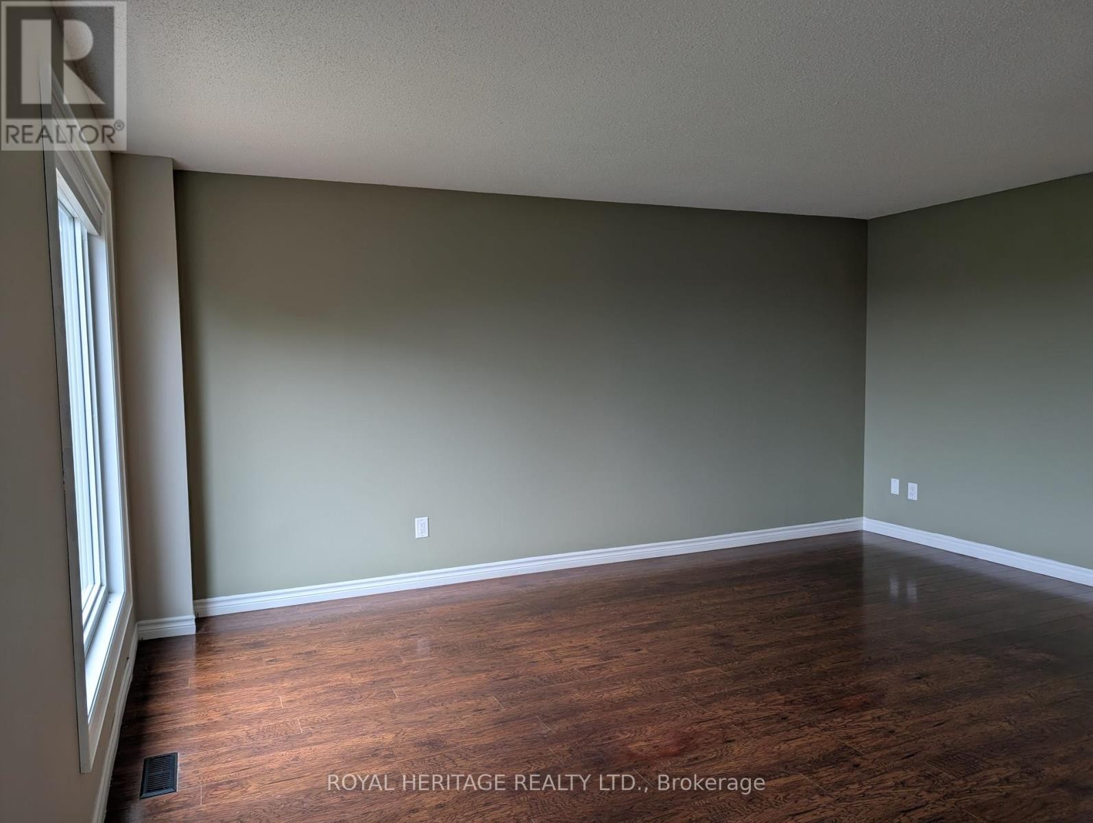 












600 CREEKVIEW CIRCLE

,
Pickering (West Shore),




Ontario
L1W2Z8

