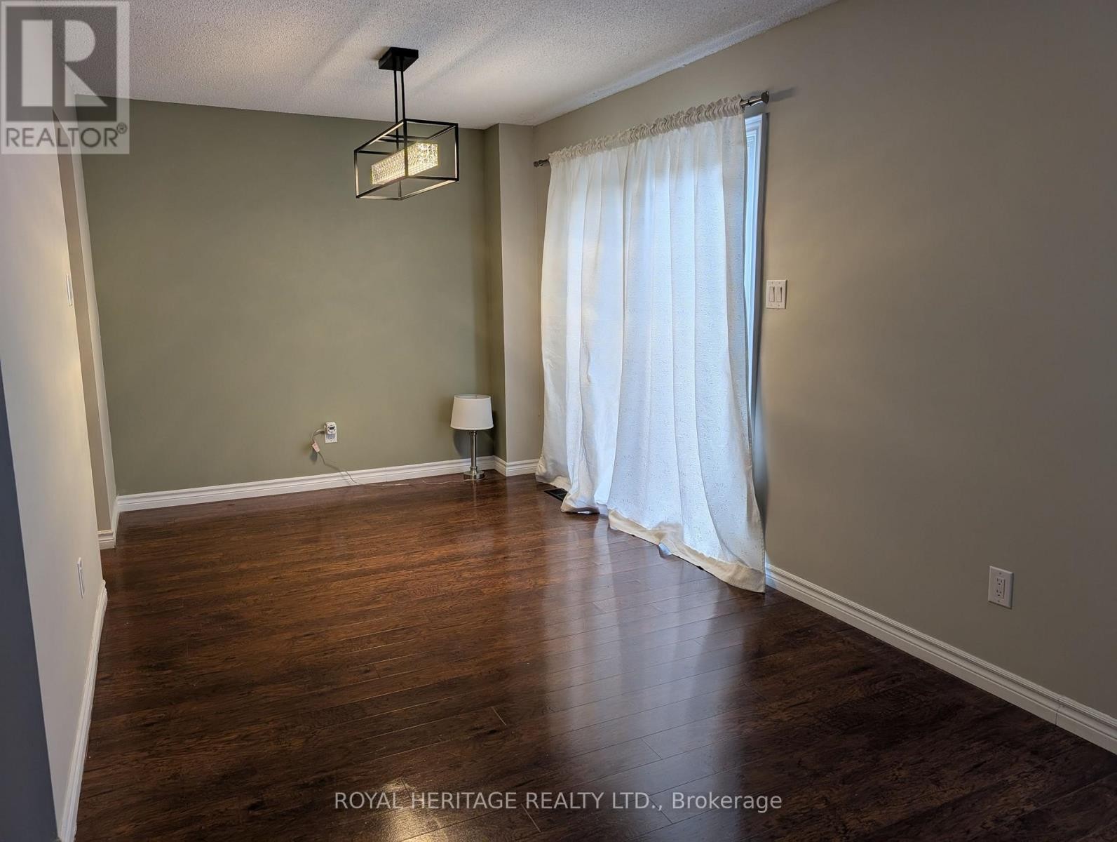 












600 CREEKVIEW CIRCLE

,
Pickering (West Shore),




Ontario
L1W2Z8

