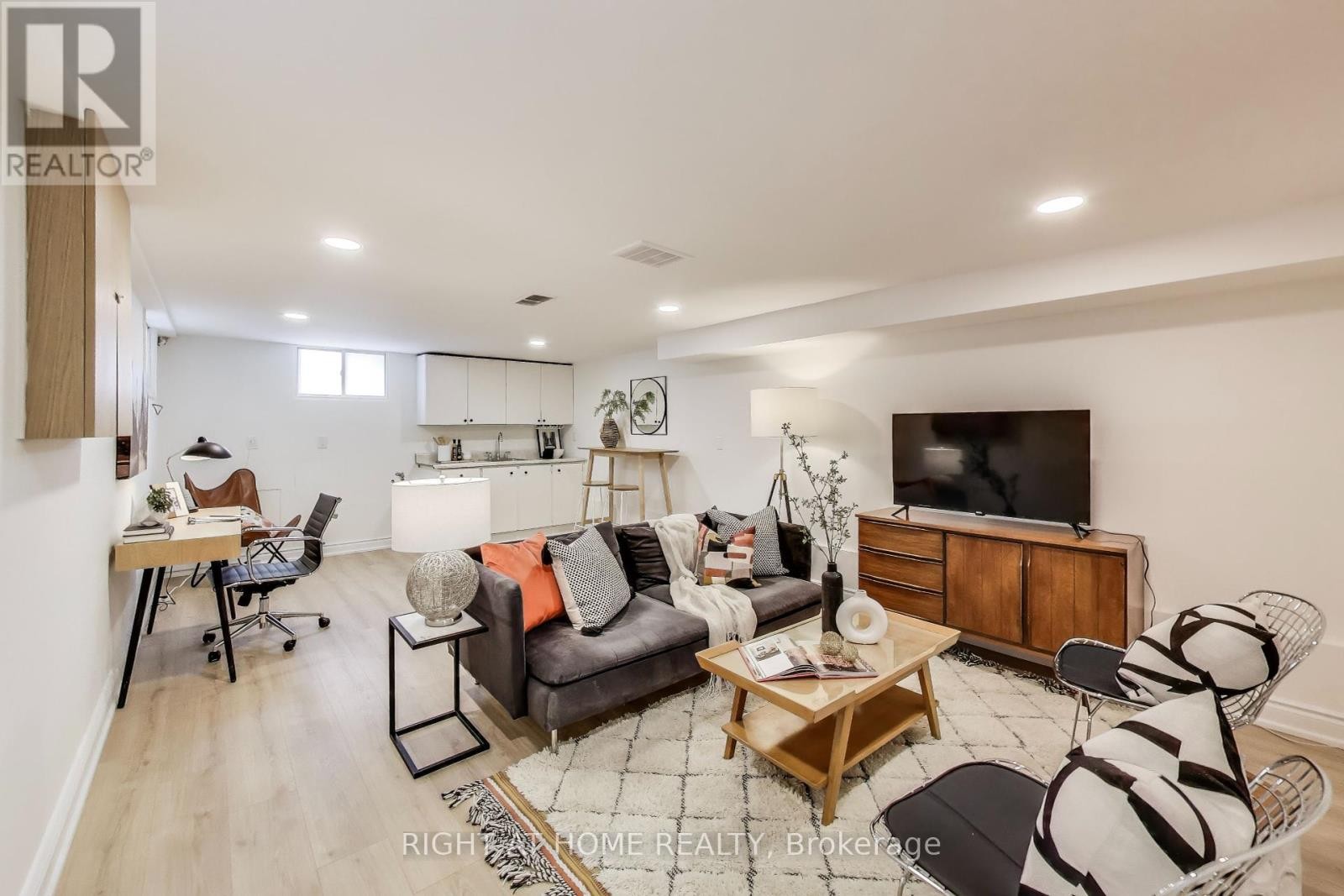 












1071 CRAVEN ROAD

,
Toronto (Greenwood-Coxwell),




Ontario
M4J4V7

