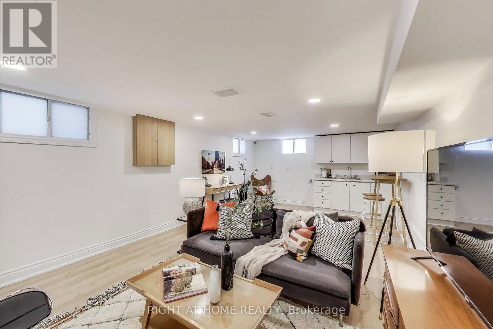 












1071 CRAVEN ROAD

,
Toronto (Greenwood-Coxwell),




Ontario
M4J4V7

