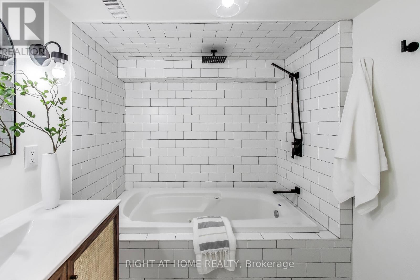 












1071 CRAVEN ROAD

,
Toronto (Greenwood-Coxwell),




Ontario
M4J4V7

