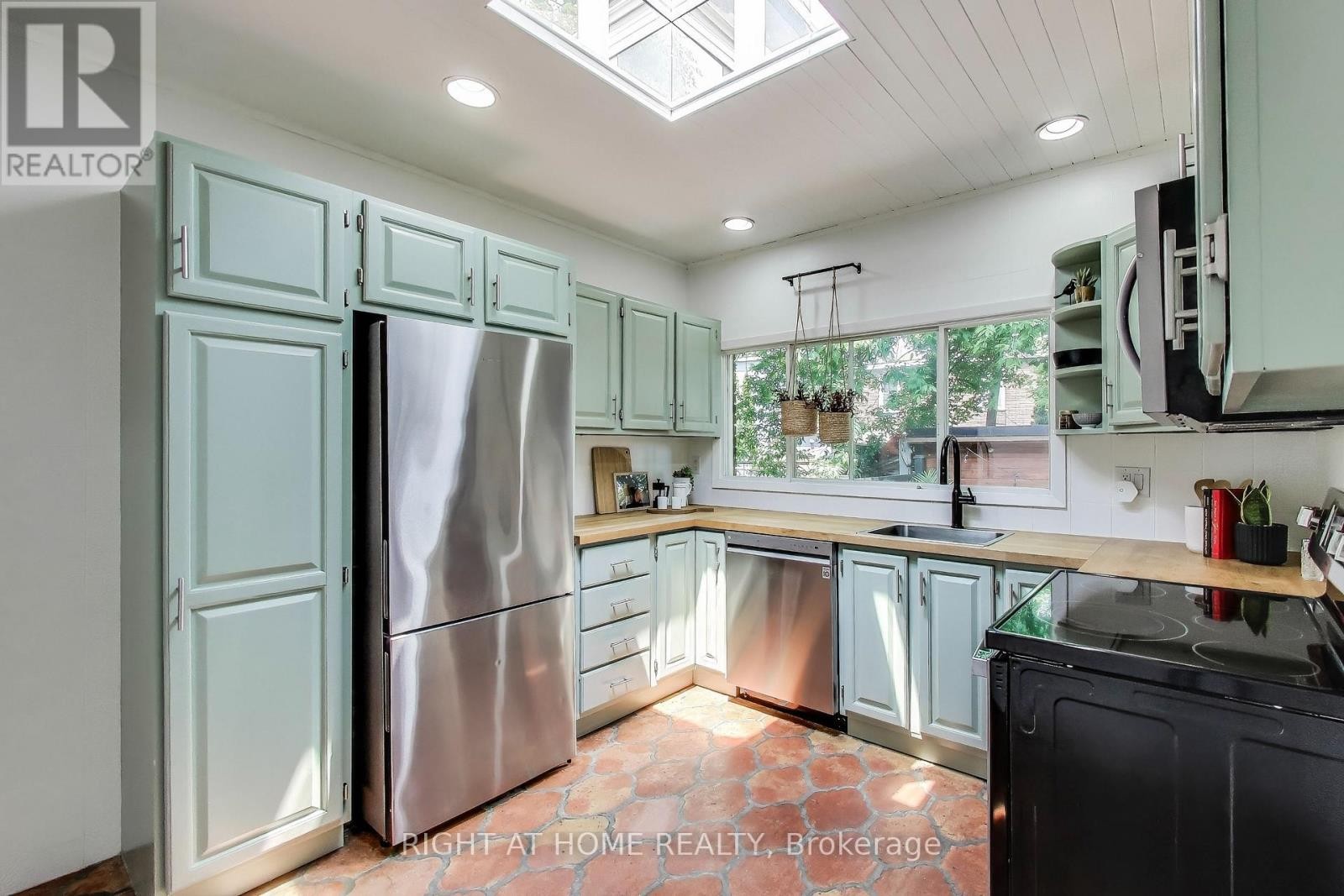 












1071 CRAVEN ROAD

,
Toronto (Greenwood-Coxwell),




Ontario
M4J4V7

