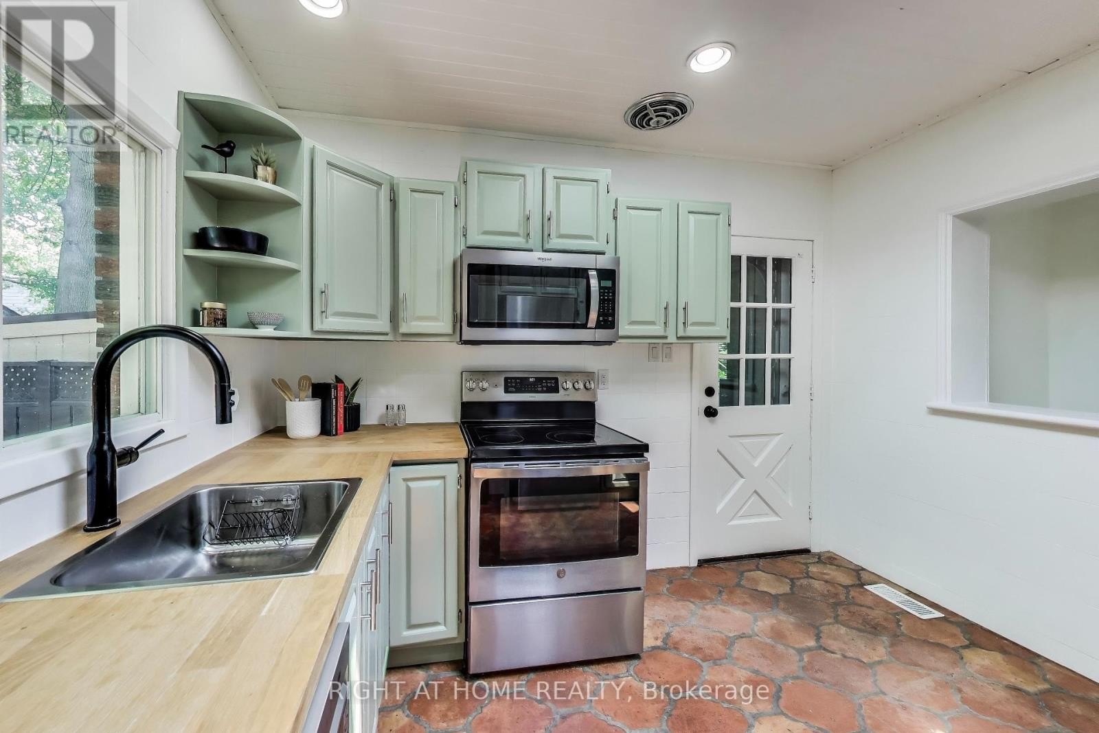 












1071 CRAVEN ROAD

,
Toronto (Greenwood-Coxwell),




Ontario
M4J4V7


